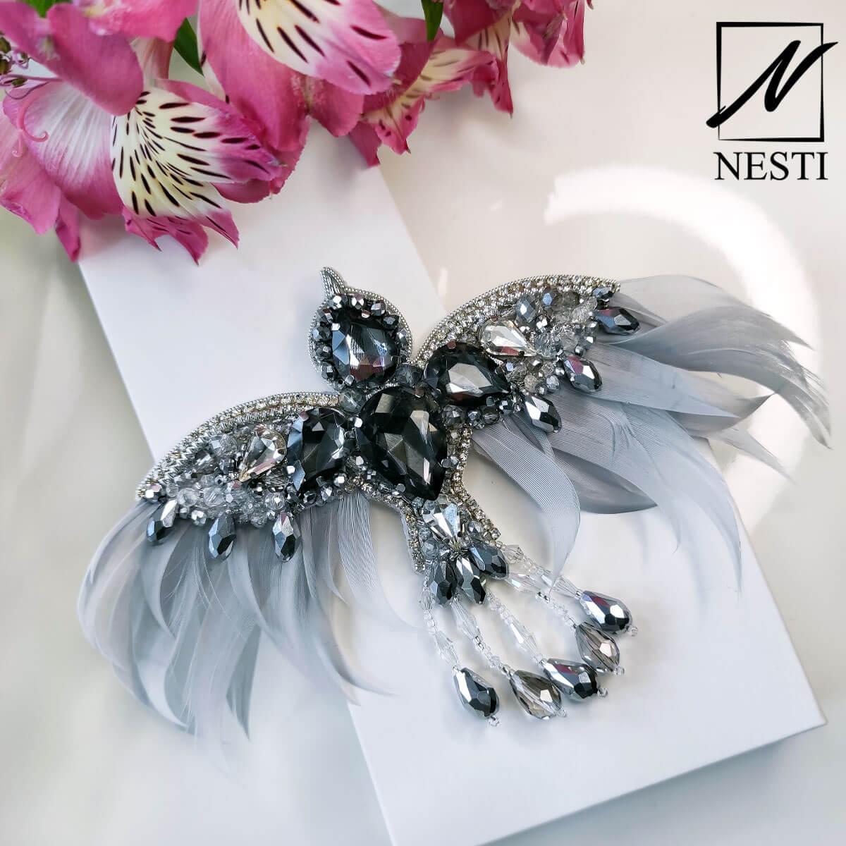 Брошь ручной работы Птица с перьями в сером цвете - Nesti